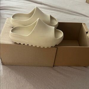 Yeezy Kids Slides in Cream